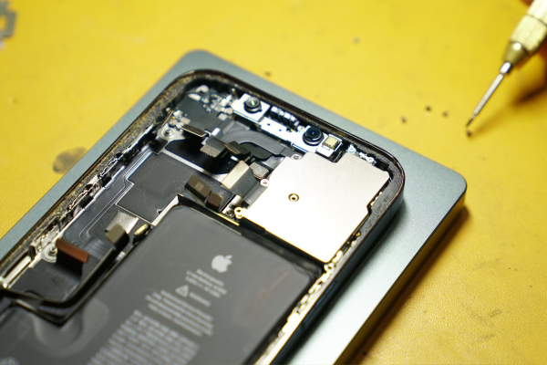 Sửa lỗi camera trước iPhone 17 Pro Max