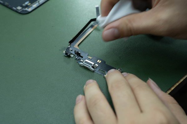 Sửa lỗi IC sạc và USB iPhone 14